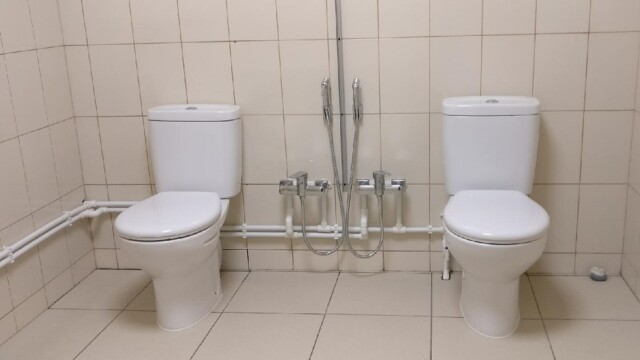 Установка сантехники в туалете офисного здания Установка сантехники в туалете офисного здания